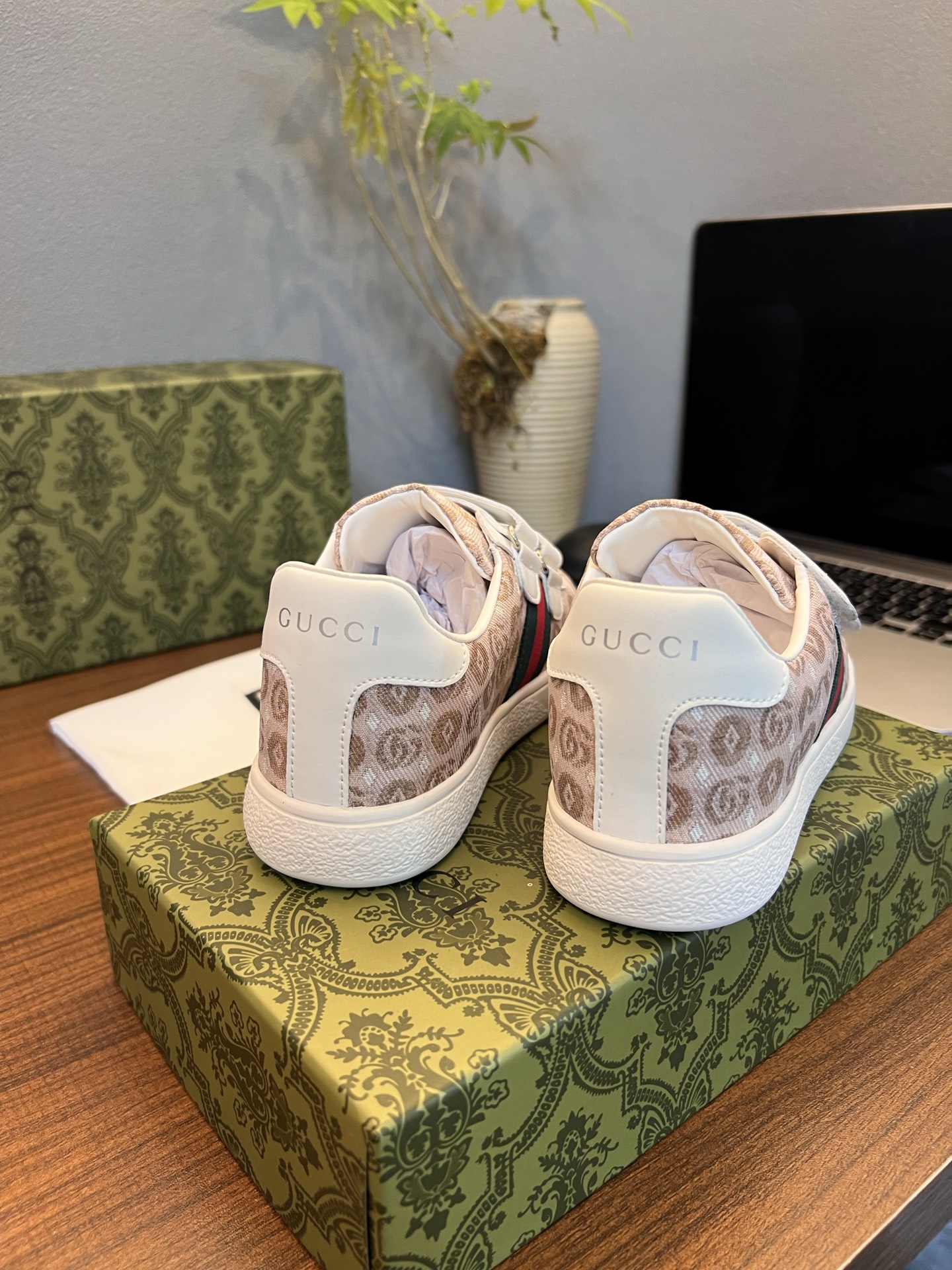 Children's shoes child